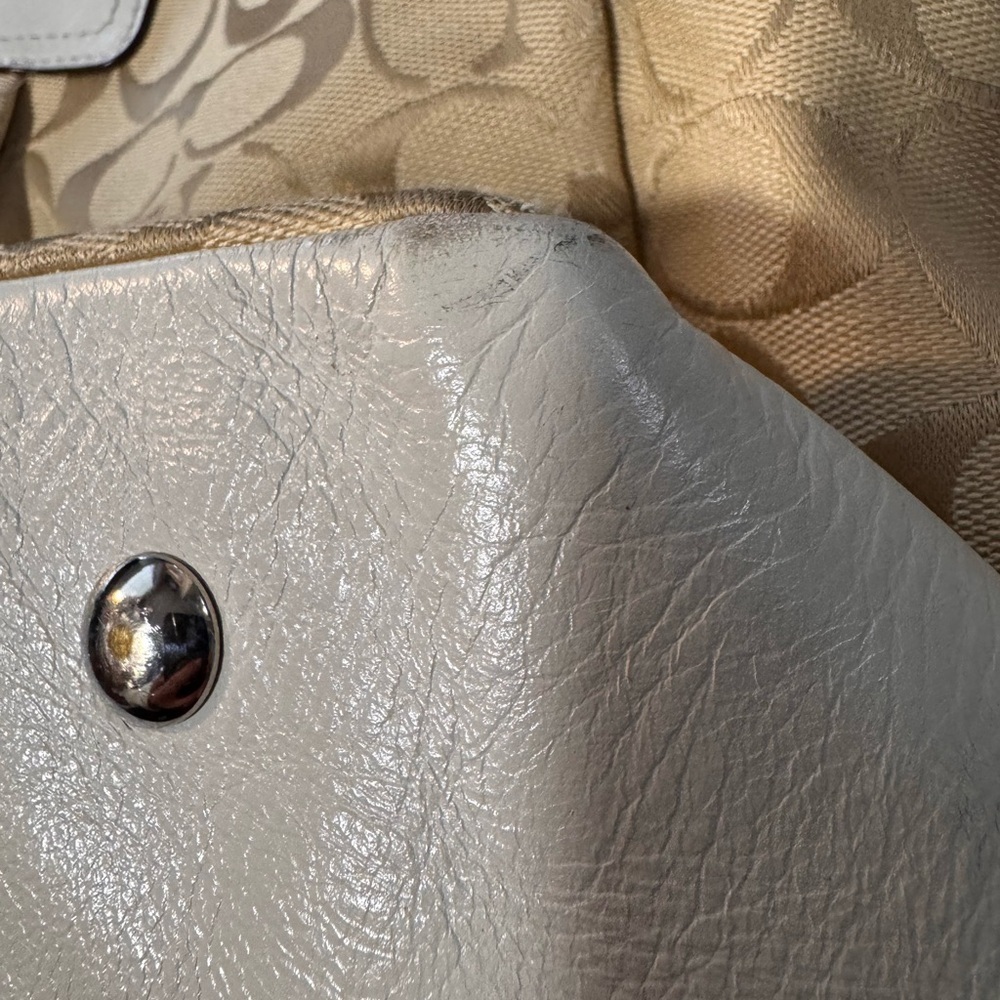 Coach Gallery Signature Tote In Beige and White -Model # M0976-F14670 - Picture 13 of 16